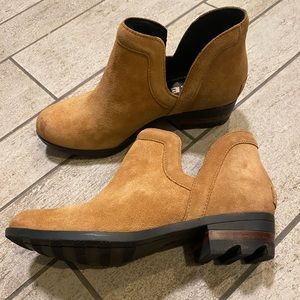 Sorel Lolla II cutout bootie size 7.5. EUC, like new, worn twice, velvet tan